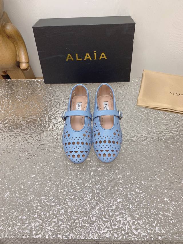 出厂价镂空款 Alaia｜阿莱亚23S新品复古扣带玛丽珍鞋芭蕾舞鞋 走秀款平底芭蕾舞鞋章小蕙同款甜酷芭蕾风，人气超高的一款芭蕾舞鞋，浪漫又迷人舒适百搭满满的少女